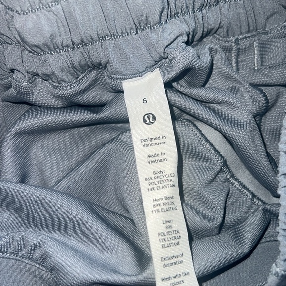 Low-rise Lululemon hotty hot shorts - Picture 3 of 3